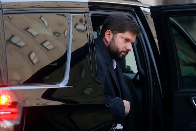 Presidente Boric da negativo a PCR, pero seguirá haciendo teletrabajo debido a “cuadro de virosis”