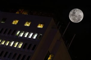 Superluna de fresa: Las imágenes del fenómeno astronómico que se apreció en Chile