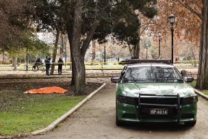 Homicidio en Parque Forestal: Víctima fue abordada por tres sujetos que lo apuñalaron