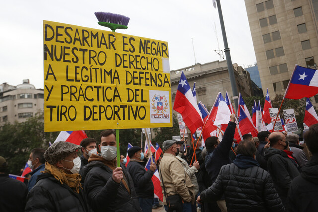 FOTOS | Manifestación contra la prohibición total de armas en La Moneda