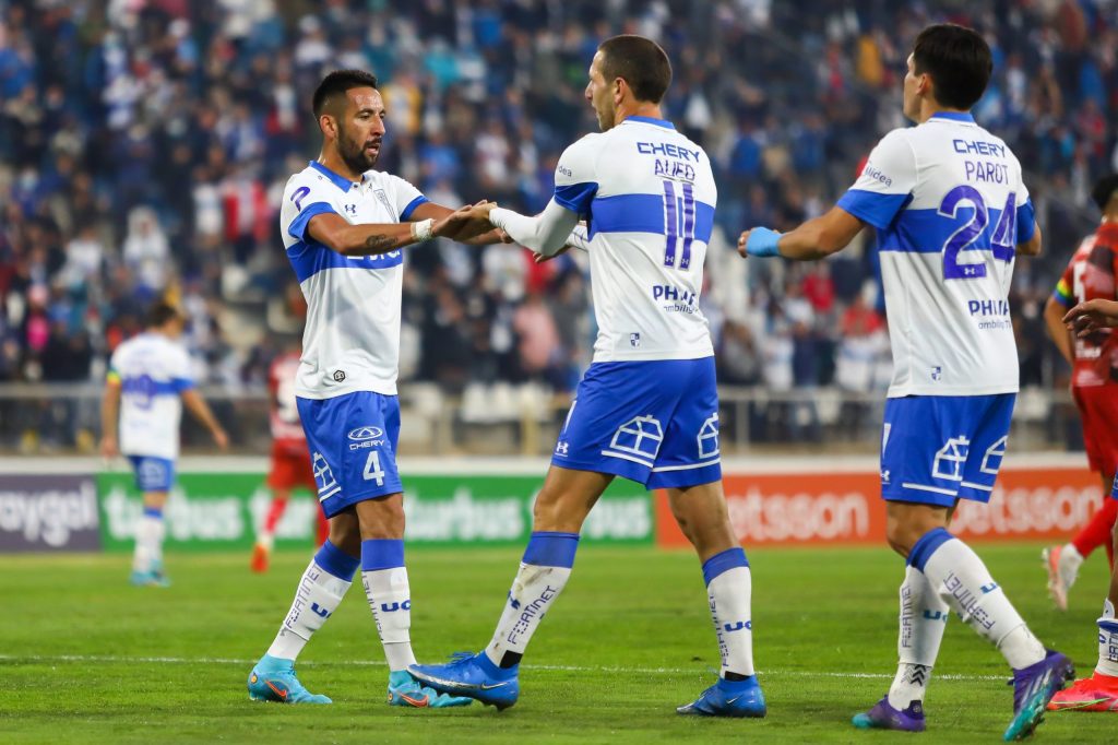 Universidad Católica golea a San Felipe en un lucido debut de Mauricio Isla