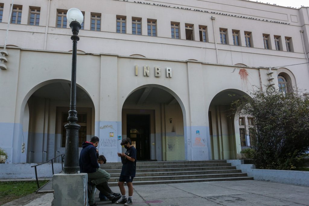 Municipalidad de Santiago anuncia querella criminal por sujetos que rociaron bencina a profesor en el INBA