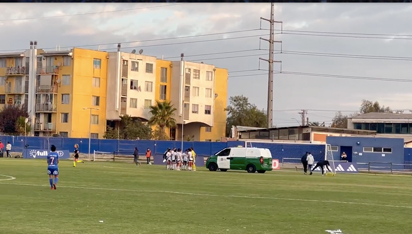 Vergonzoso: jugadora abandona el Superclásico Femenino en furgón de Carabineros por falta de ambulancia