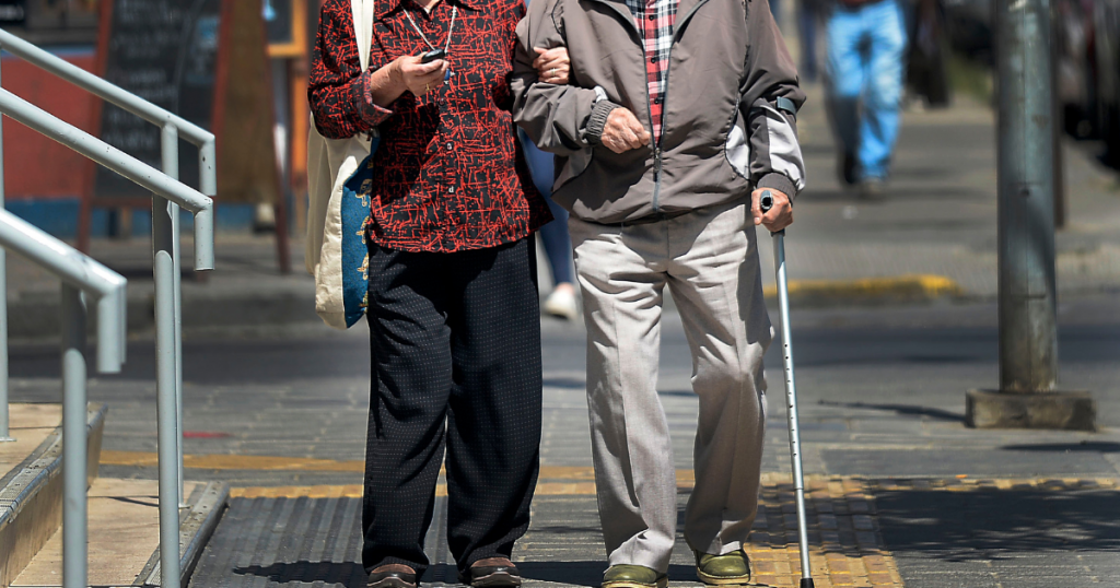 Adultos mayores pueden acceder a eliminación del cobro del 7% de salud: revisa los requisitos