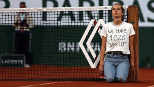 Manifestante se amarra a la red y detiene la semifinal de Roland Garros