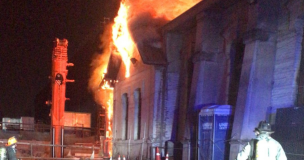 Reportan incendio en edificio en construcción del Hospital del Salvador