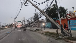 Cables cortados y postes derribados tras choque vehicular en La Pintana: Tránsito suspendido en el sector