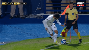 ¡Le pegó al asistente! El increíble blooper de un futbolista de Palmeiras en la Libertadores