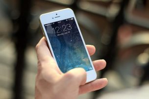 Diputados UDI piden al Gobierno dar urgencia a proyecto que prohíbe uso de celulares en bancos