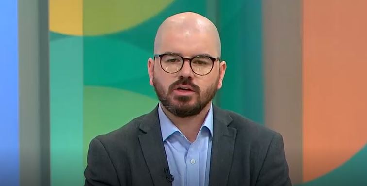 Ministro Giorgio Jackson siente “frustración” cuando queman una micro: “No es un Ferrari o un Mercedes Benz, es donde se transporta la gente más trabajadora”