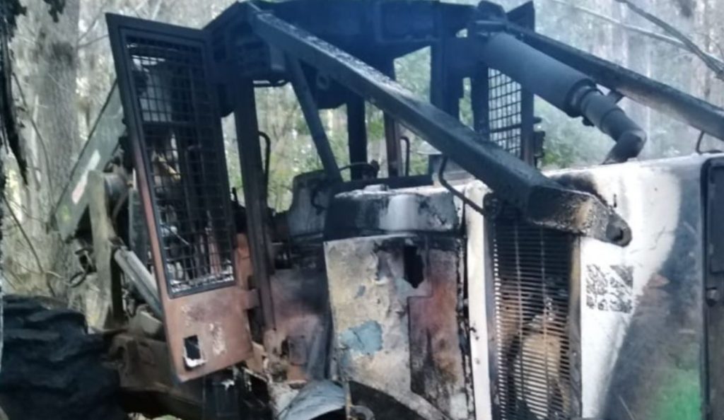 Ataque incendiario en Lumaco deja maquinarias forestales destruidas: CAM se adjudica el atentado