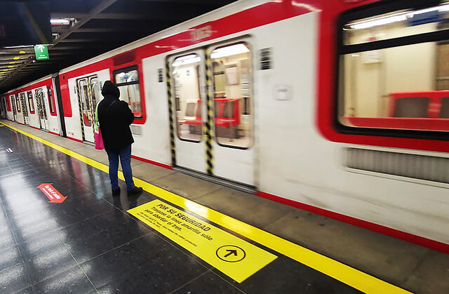 Metro de Santiago informa que estación Baquedano por Línea 1 se encuentra cerrada
