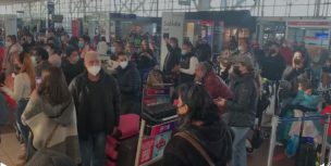 Pasajeros de vuelo humanitario a Rapa Nui protestan en el aeropuerto tras ser dejados abajo