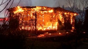 Vivienda queda destruida por el fuego en Quidico