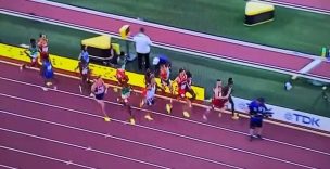 ¡Salga de ahí! La inoportuna posición de un camarógrafo en la final del Mundial de Atletismo