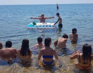 Italia: Sacerdote hizo misa en la playa para capear el calor