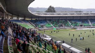 Luto en el fútbol chileno: hincha de Puerto Montt fallece tras sufrir paro cardíaco en duelo ante Melipilla