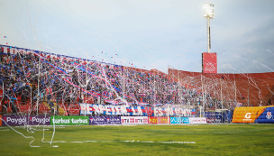 Vuelven los rayados contra Azul Azul: barristas reaccionan al alza en los precios de las entradas