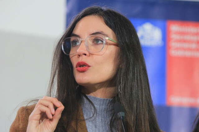 Ministra Camila Vallejo hace llamado al Banco Central a “tomar medidas” respecto al alza del dólar