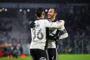 Se abrazan bajo la lluvia: Colo-Colo golea a La Serena y se mantiene como líder