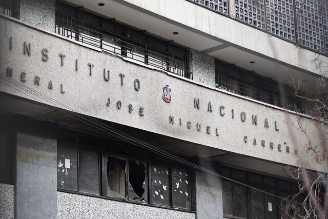 Overoles blancos lanzan molotov frente al Instituto Nacional: Clases fueron suspendidas