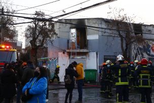 Bomberos confirma 14 damnificados y  un muerto tras incendio en un cité de Santiago