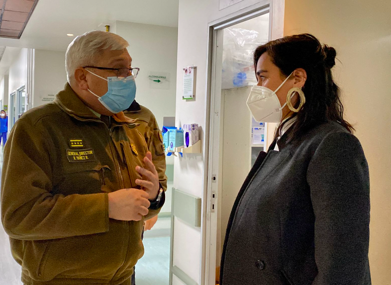 Ministra Siches visitó a carabinero herido en La Cisterna: se encuentra fuera de riesgo vital