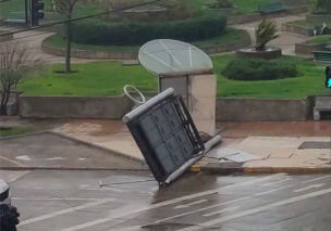 Fuertes vientos generaron la caída de un letrero publicitario en Viña del Mar en medio del sistema frontal