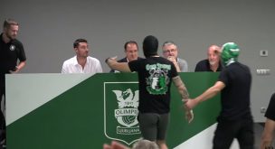¡Vergonzoso! Ultras de club esloveno irrumpen en la presentación de su nuevo DT y lo expulsan