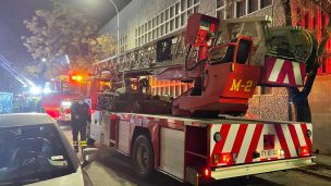 Incendio en un cité deja un fallecido en Santiago Centro