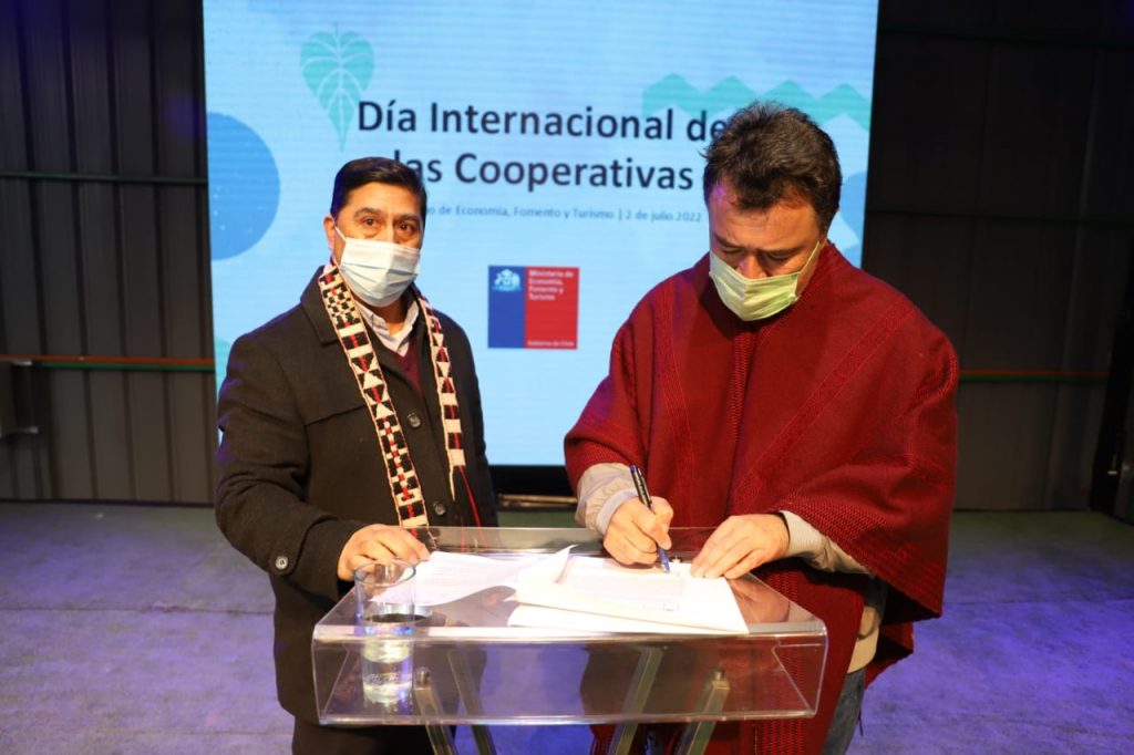Ministerio de Agricultura e IP Los Lagos firman convenio para capacitación de cooperativas