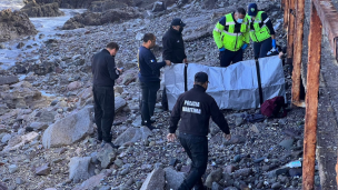 Hallan cadáver flotando en playa de Iquique: Habría caído en los roqueríos del sector Las Urracas