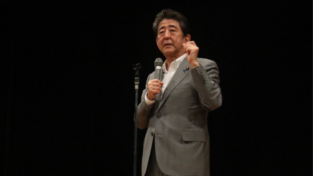 Balean a exprimer ministro de Japón, Shinzo Abe, durante discurso de campaña