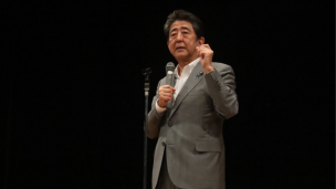 Cientos de personas conmemoran al ex primer ministro japonés Shinzo Abe en el primer aniversario de su asesinato