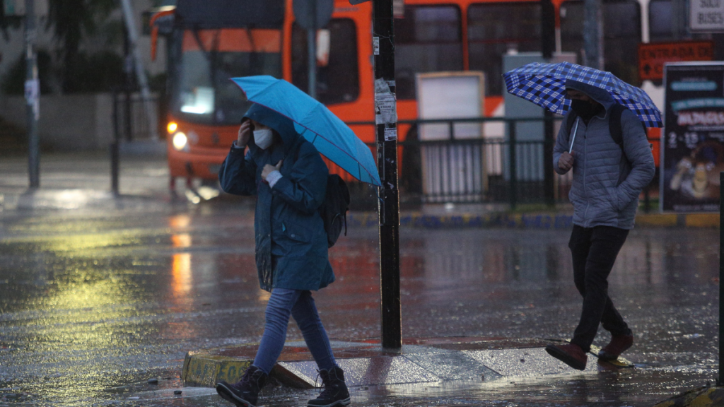 Pronostican “lluvias débiles” para este miércoles en la Región Metropolitana