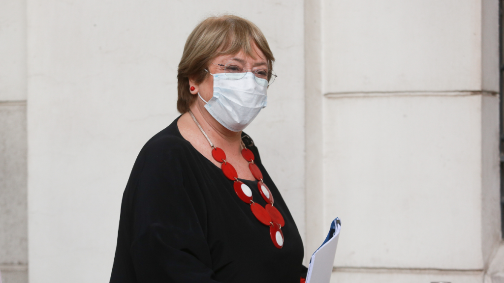 Michelle Bachelet arribó al país luego de confirmar que va por el Apruebo