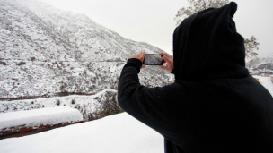 Puente Alto, Peñalolén y Lo Barnechea: Reportan caída de nieve en diferentes comunas de la RM