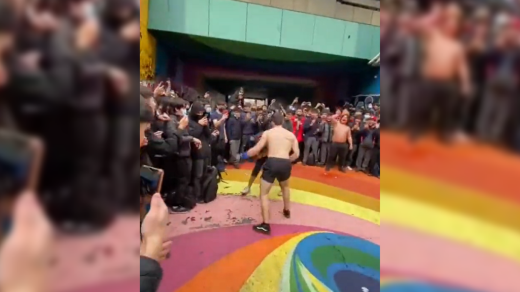 VIDEO | Paseo Bandera fue ocupado como “ring” de pelea por estudiantes del Instituto Nacional y Liceo Lastarria