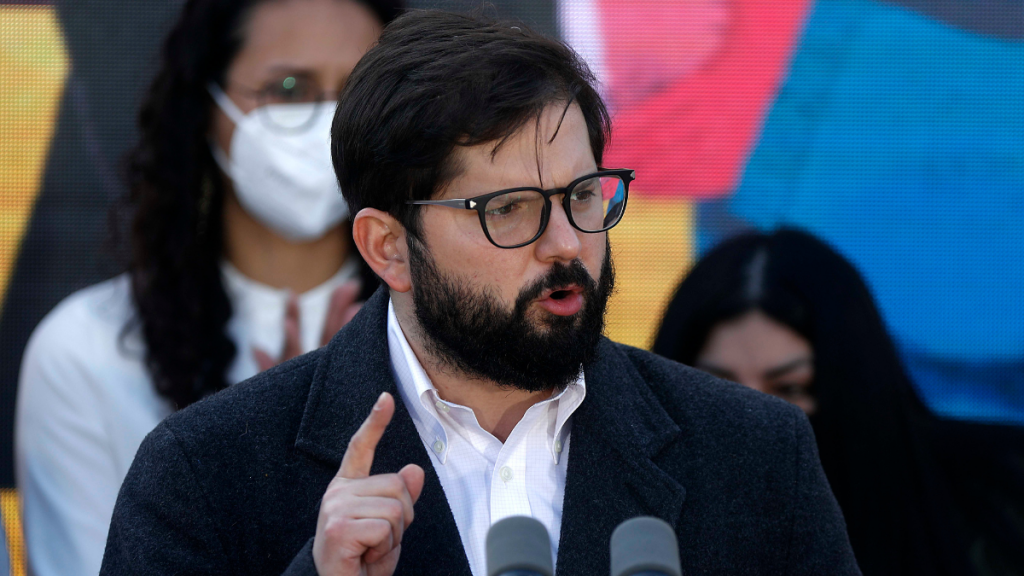 Presidente Boric llamó a hacer “campaña con el máximo de respeto” tras polémicas por camiseta de la Roja y Chayanne