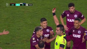 ¡Qué hizo! La inexplicable agresión de un jugador de Lanús contra su rival