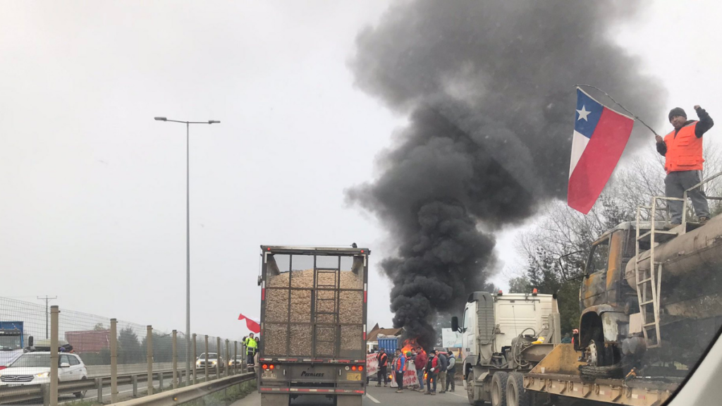 Camioneros protestan en la Ruta 5 Sur en Mariquina por los hechos de violencia en Máfil y Lanco