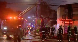 Incendio que afecta a tres casas en Santiago Centro deja a una persona desaparecida
