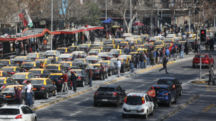 Taxistas bloquean la Alameda en manifestación contra las alzas de los combustibles y uso de aplicaciones de transportes