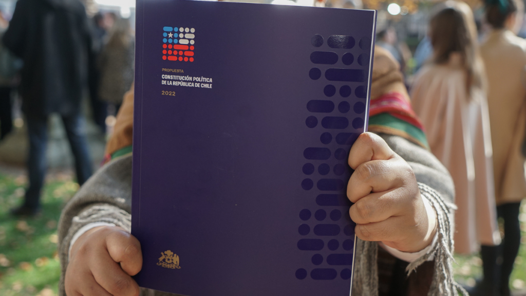 “Absurdamente largo” y “fiscalmente irresponsable”: The Economist llama a votar rechazo a nueva Constitución