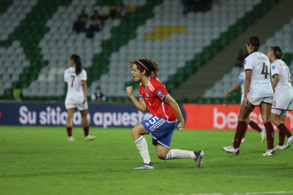 La Roja femenina sufre, pero se clasifica al repechaje mundialista