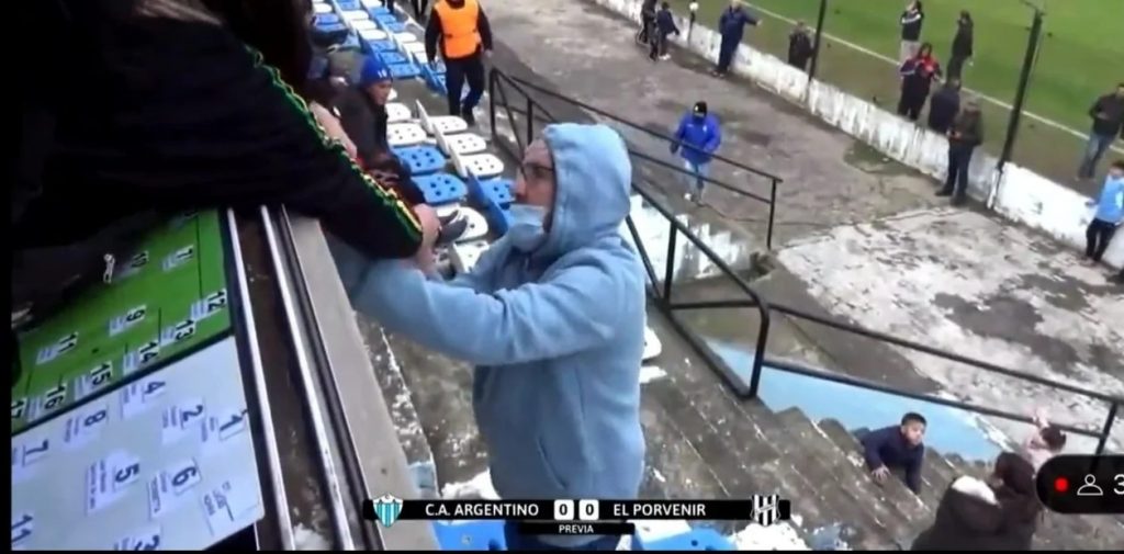 Solo pasa en Argentina: presidente de un club agrede a periodista en medio del partido