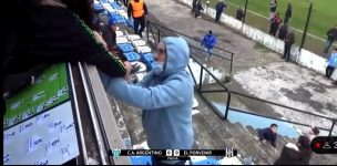 Solo pasa en Argentina: presidente de un club agrede a periodista en medio del partido