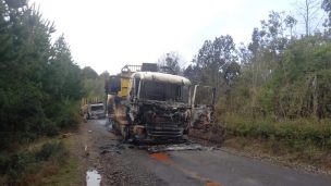 Alrededor de 30 encapuchados atacaron fundo en Lumaco: Incendiaron camiones y maquinaria pesada