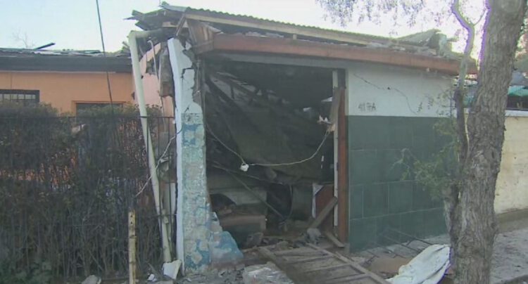 Explosión por fuga de gas provoca derrumbe en casa de San Joaquín y deja dos heridos