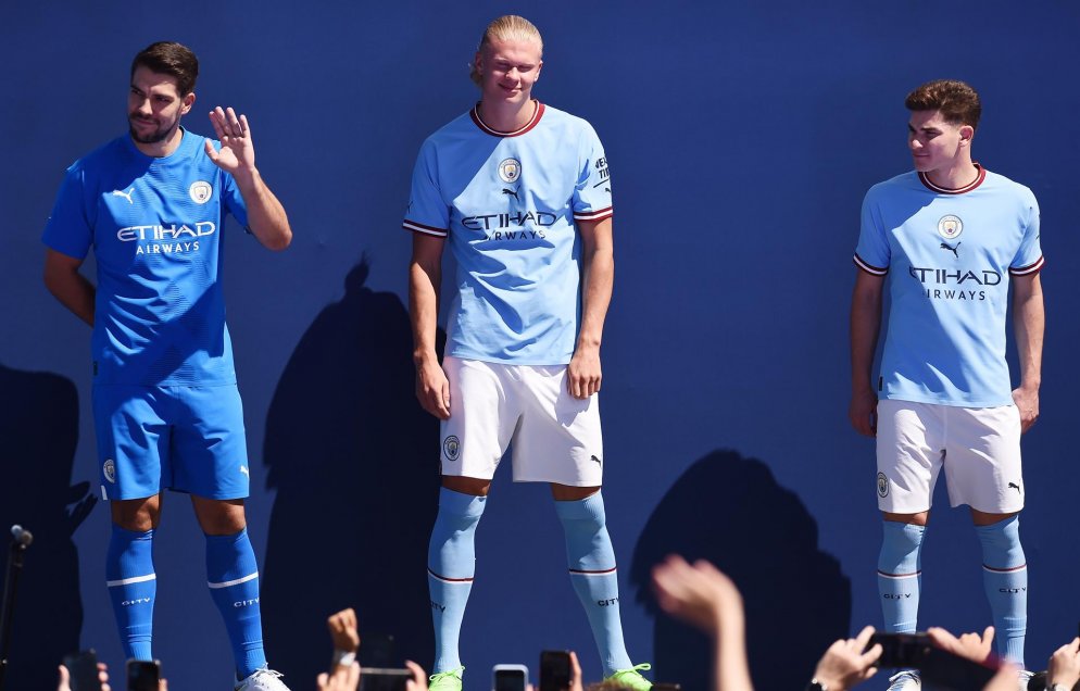 Erling Haaland y Julián Álvarez fueron presentados en el City ante una masiva presencia de hinchas